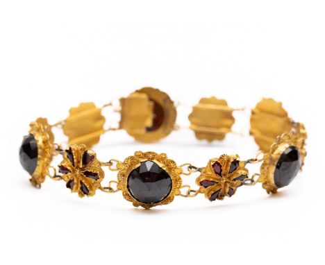 14 kt. Gouden bootjesarmband, 19e eeuw. Bezet met roosgeslepen granaten bruto 15,2 gr., l. 19 cm [1] 14 k. Gold Dutch bracele