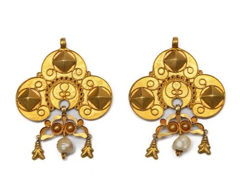 Zeeland, een paar 14 kt. gouden strikken. Gedecoreerd met diamantkoppen, filigrain en rozetten. Onderaan bungelend, een blist