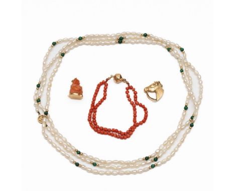 Twee 14 kt. gouden hangers, één met een paardenhoofd, de ander met een koralen boeddha. Hierbij een armband van koraal met go