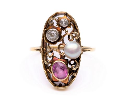 14 kt. Gouden opengewerkte ring, met een ovale kop met krullen, een bloem en sterren. Bezet met een roze toermalijn, boutonpa