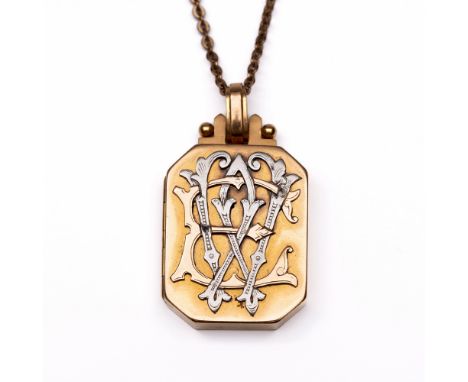 18 kt. Gouden met platina octagonaal medaillon.  De voorzijde voorzien van een monogram in rood- en witgoud met de letters E 