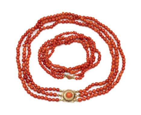 Twee colliers van bloedkoraal. Eén met drie rijen en één met twee rijen, beide aan een 14 kt. gouden sluiting. bruto 99,6 gr.