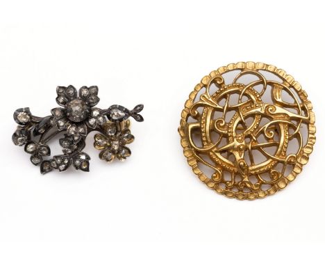 18 kt. Goud met zilveren broche, in de vorm van een tak met bloemen, bezet met roosgeslepen diamant. Hierbij een onedele rond