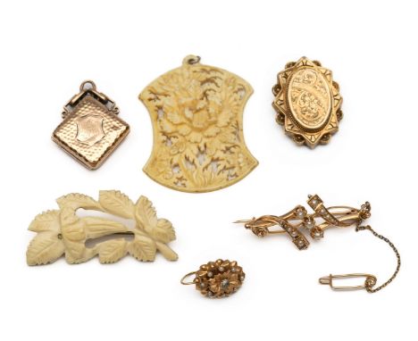 14 kt. Gouden broche met pareltjes, ca 1900. Hierbij diverse antieke sieraden waaronder twee van gesneden been (oorbel enkel,