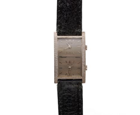 Chopard, 18 kt. witgouden mechanisch heren polshorloge met twee tijdzones en een gearceerde kast. Aan een zwart lederen band.