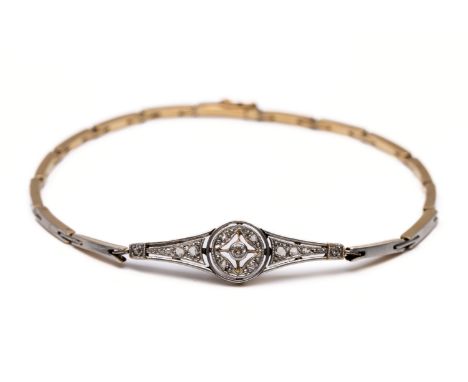 Frankrijk, een 18 kt. wit- met geelgouden gouden armband Art Deco. Met in het midden een rond applique met tapstoelopende zij
