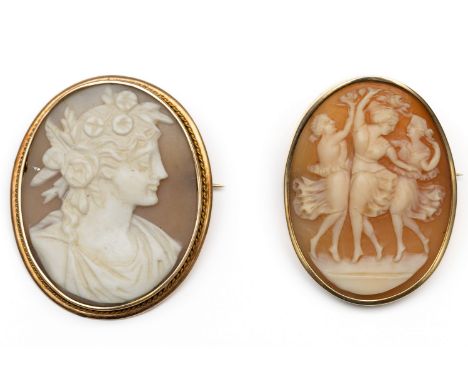 Twee 14 kt. gouden schelpcamee broches. Eén met voorstelling van de drie gratiën, de ander met silhouet van een dame bruto 13