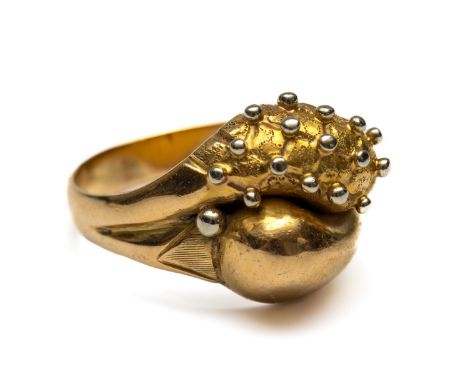 18 kt. Gouden slagring. Met twee druppelvormen, één in geelgoud met witgouden studs, de ander glad en in roodgoud netto 7,5 g
