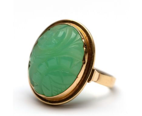 14 kt. Gouden ring, bezet met ovale gesneden chrysopraas met een motief van bloemen, mt. Gebroeders van der Weijde, Amstelvee