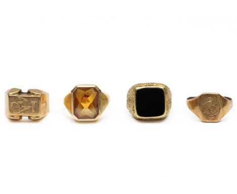 Vier 14 kt gouden vintage zegelringen. Twee gegraveerd met monogram, één met onix en één met een oranje synthetische korund b
