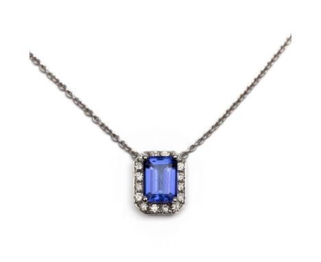18 kt. Witgouden collier met entourage hanger, centraal bezet met een octagonale tanzaniet van 7 x 5 mm, omringd door briljan