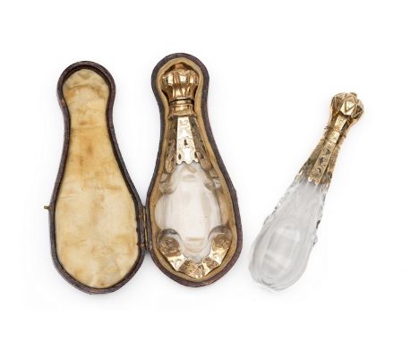 Twee kristallen parfumflacons met 14 kt. gouden monturen, 19e eeuw Beide zeer rijk gedecoreerd met rocailles en bloemen. Eén 