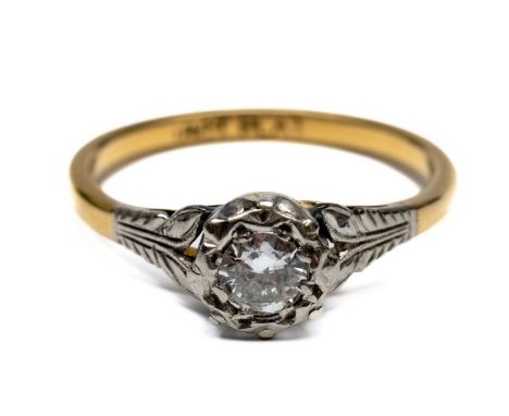 18 kt. met platina solitair ring, bezet met een briljant geslepen diamant van ca. 0.40 ct. 2,5 gr. [1] 18 k. and platinum sol