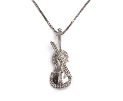 14 kt. witgouden broche, tevens hanger, in de vorm van een viool, de rand bezet met fijn diamant, (totaal ca, 0.20 ct.). Hier