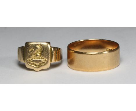 A gents 18ct wedding ring and 18ct gold signet ring with intaglio family crest seal of a seated lion, 13.96g 