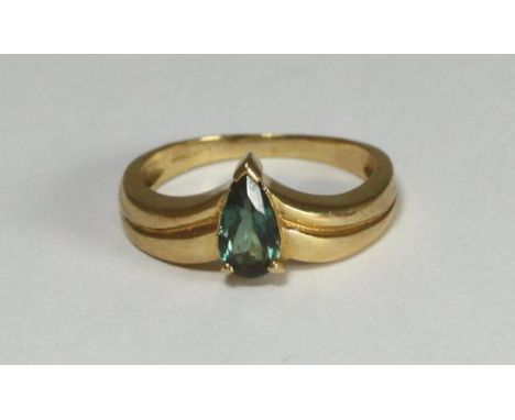 An 18ct gold ring of wishbone design claw set with a Pendeloque-cut green Alexandrite, 3.9g 