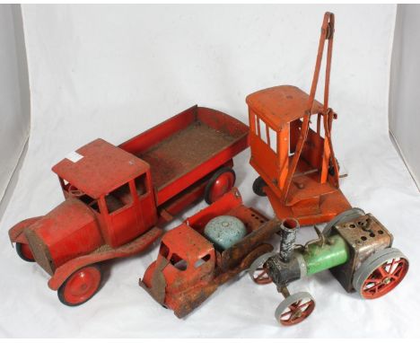 A Tri-Ang red tinplate tipper lorry, together with a Mamond steam traction engine and etc (as found) 