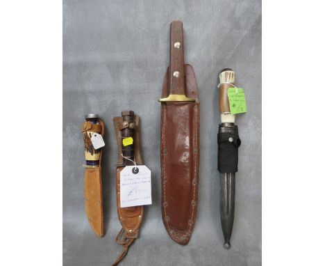 A COLLECTION OF VARIOUS KNIVES, to include a US pilot survival type, a Bowie style in leather scabbard and two others (4)