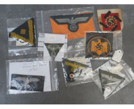 A COLLECITON OF WW2 GERMAN CLOTH BADGES, including army side cap badges, Kriegsmarine chevron, breast eagle and sports award 