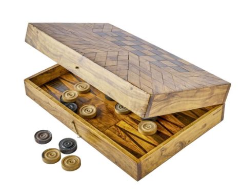 Spielbrett 18./19. Jh. Für Schach und Backgammon. Olive, geometrisches Muster, Spielfelder dunkelgefärbt. 11 x 43 x 29 cm. - 