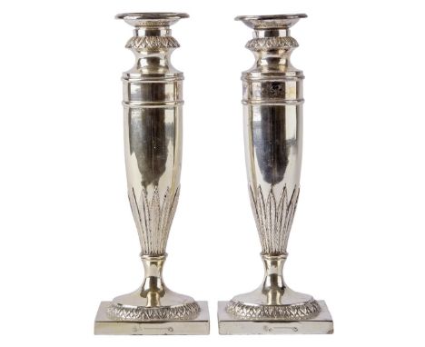 Paar kleine Tafelleuchter Nürnberg, um 1800 Mstr. aus der Familie Häberlein (1797-1820/67). Über quadratischer Plinthe der ru