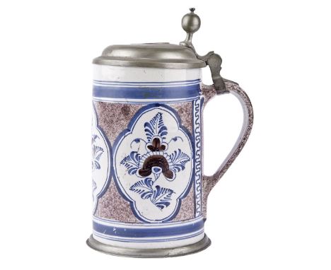 Walzenkrug Bayreuth um 1760 Weiß glasierte u. manganjaspierte Wandung mit Blütenzweigen. Zinnmontierung. Bodenmarke B.P. H. 2