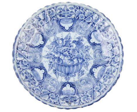 Große Schale mit Vögeln auf Früchtekorb Bayreuth, Periode Fränkel-Schreck, 1745-1747 Runde Form mit vielfach gerippter Fahne 