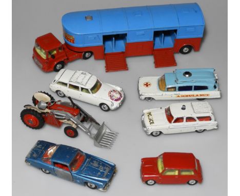 BOX CORGI VEHICLES INC MASSEY TRACTOR & ARTICULATED HORSE BOX 