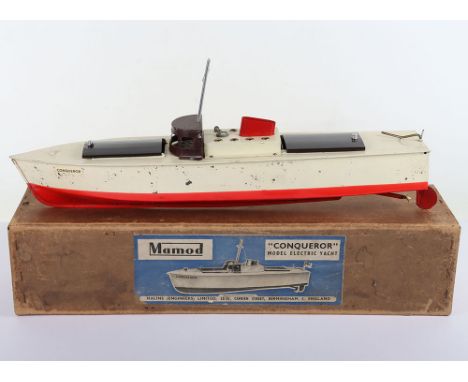 Rare boxed SM1090 Mamod for Malins (Engineers Ltd) ‘Conqueror’ model electric Yacht/Boat, 1950, tinplate yacht painted cream 