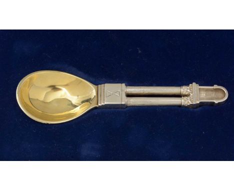 An Elizabeth II silver limited edition caddy spoon, (no.1 of 5000), cast in commemoration of St. Paul’s Cathedral, gilt bowl,