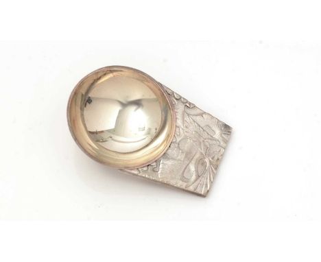 An Elizabeth II silver caddy spoon or scoop, made to commemorate the silver jubilee of Queen Elizabeth II (1952-1977), with a