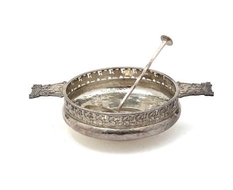 An Edwardian/George V silver two-handled bowl, with a pierced vine leaf gallery, the handles decorated in relief with a fox a
