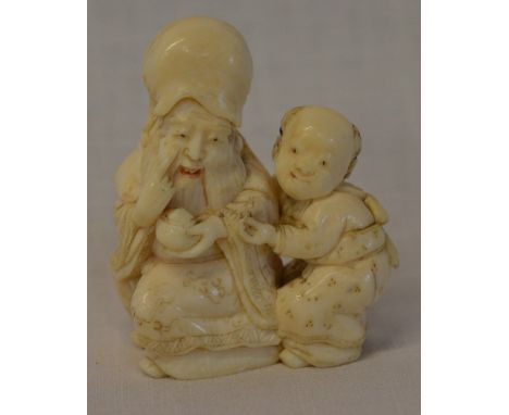 Carved ivory Meiji period netsuke depicting an old man &amp; child H 4.5cm