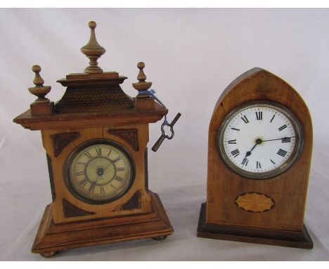 2 wooden mantel clocks H 27 cm and 22 cm