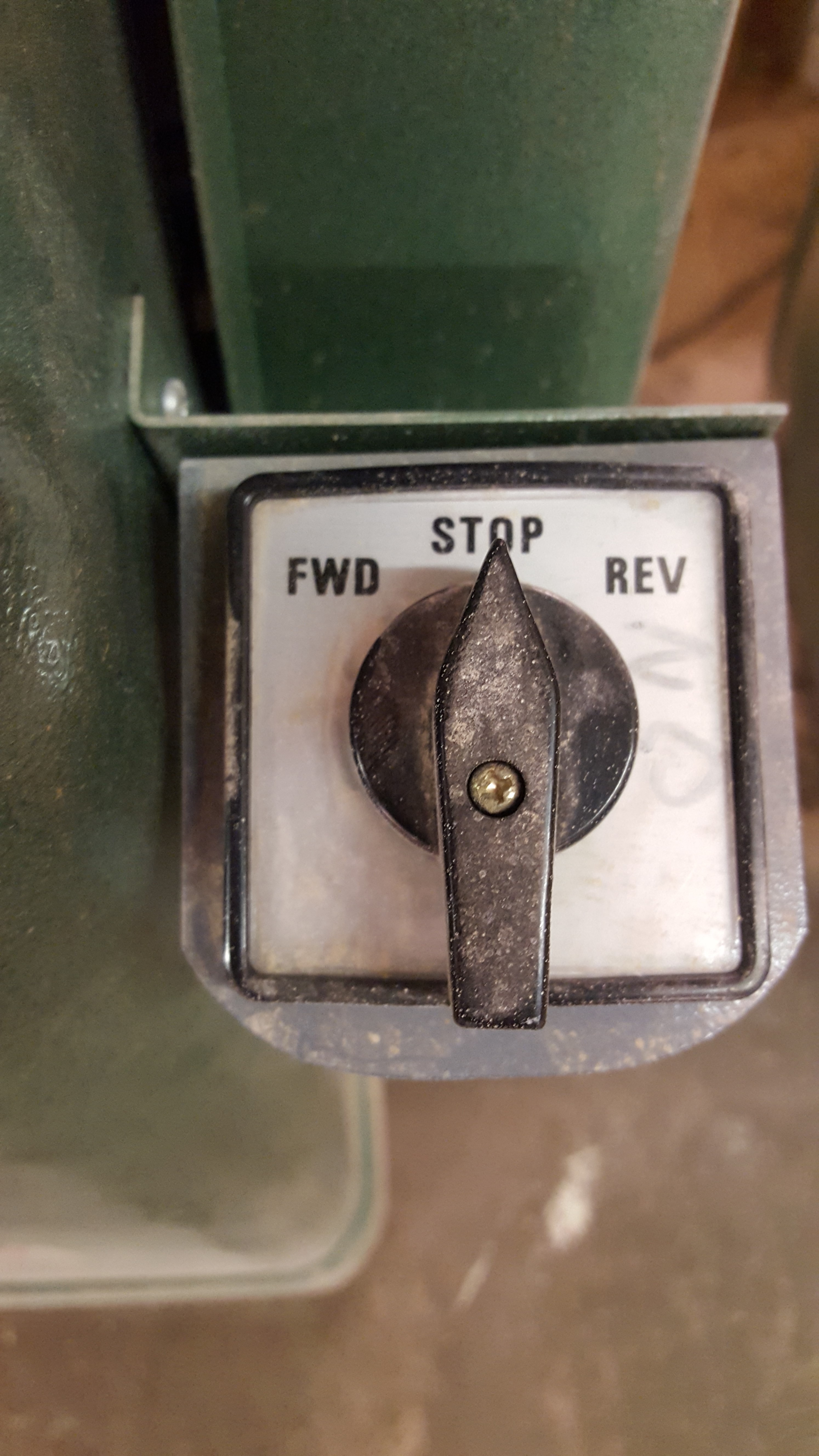 Grizzly Shaper, Model G1035 3/4 Bore, 1 1/2 HP, 20" x 18" Table, Manual, 25 Loading Fee