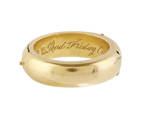 An 18ct Victorian hinged mourning ring  modelled as a plain band, with two hinged panels opening to reveal a channel of braid