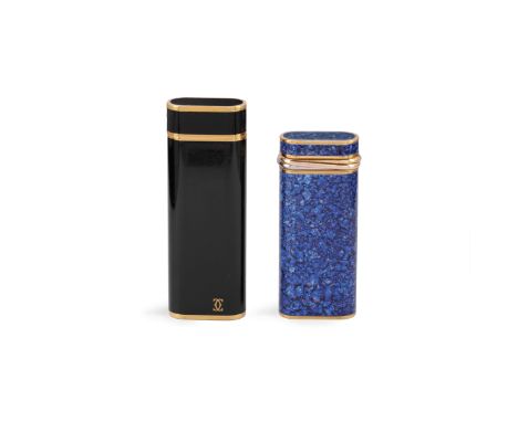 CARTIER: DEUX BRIQUETS EMAILL'un orné d'émail noir, l'autre d'émail bleu, métal plaqué or, signés Cartier, numérotés, dimensi
