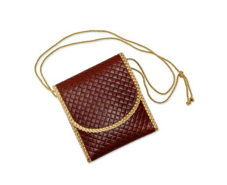 POCHETTE EN CUIR BRUN ET ORChristian Dior, années 1990Cuir brun gaufré avec garniture en cuir doréCondition: BLargeur: 17 cm,