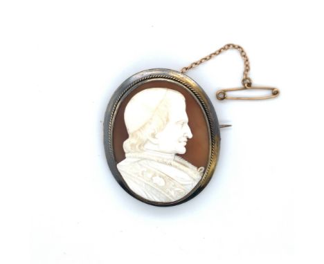 A VINTAGE OVAL SHELL PORTRAIT CAMEO OF A PAPAL FIGURE. UNHALLMARKED, ASSESSED AS 18ct GOLD, COMPLETE WITH A 9ct GOLD SAFETY C