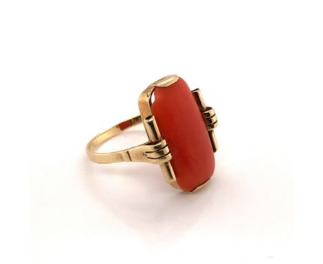 AN ART DECO CORAL TABLET PANEL RING WITH SCROLL SHOULDERS, UNHALLMARKED, STAMPED TO OUTER OF SHANK 585, ASSESSED AS 14ct GOLD