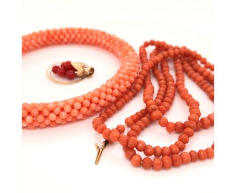 A ROW OF VINTAGE GRADUATED CORAL BANGLE TOGETHER WITH A CORAL BANGLE, AND A PENDANT OF RED GRAPES, UNHALLMARKED ASSESSED AS 9