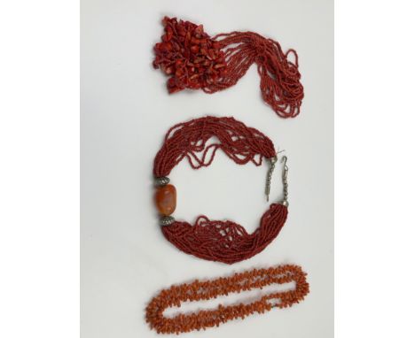 A VINTAGE MULTI STRAND CORAL STATEMENT NECKLACE. LENGTH APPROX. 48.5cm. TOGETHER WITH A BRANCH CORAL BEAD NECKLACE, AND A FUR