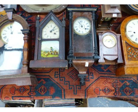 A SMALL GROUP OF VARIOUS AMERICAN MANTLE CLOCKS TOGETHER WITH A WALL CLOCK. 
