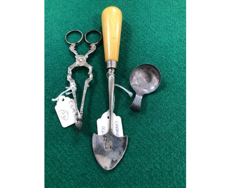 A PAIR OF GEORGIAN DUBLIN SILVER SUGAR NIPPERS, A SILVER CADDY SPOON, BIRMINGHAM 1810, 44gms. TOGETHER WITH A SILVER BLADED C