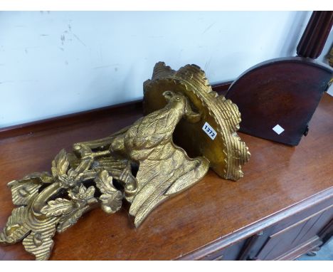 A VINTAGE COMPOSITE GILT EAGLE WALL BRACKET WITH A SMALL MAHOGANY CORNER BRACKET. 