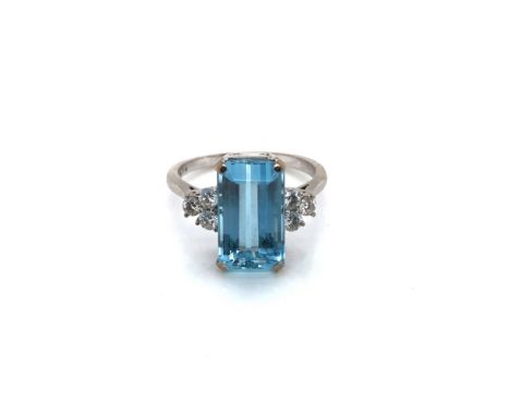 A VINTAGE 18ct WHITE GOLD HALLMARKED AQUAMARINE AND DIAMOND ART DECO STYLE RING. THE EMERALD CUT AQUAMARINE MEASURING  APPROX