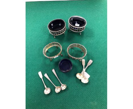 TWO PAIRS OF SILVER SALTS BY ROBERT HENNELL, LONDON 1767 AND 1778, TWO WITH OVAL BLUE GLASS LINERS, A PAIR OF FIDDLE PATTERN 