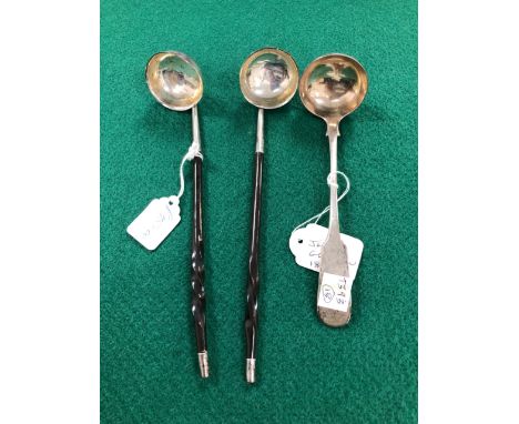 A VICTORIAN FIDDLE PATTERN TODDY LADLE BY J + WB, GLASGOW 1844, 44gms. TOGETHER WITH TWO HORN HANDLED GLASGOW SILVER TODDY LA