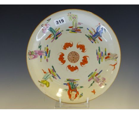 A CHINESE DISH PAINTED WITH THE EIGHT DAOIST IMMORTALS ENCLOSING IRON RED BATS AND A CENTRAL GILT SHOU CHARACTER, SEAL MARK. 