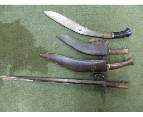 TWO MILITARY TYPE KUKRI, BOTH WITH SCABBARDS, TOGETHER WITH A FURTHER KUKRI, LACKIG SCABBARD AND TWO GRASS BAYONETS LACKING S